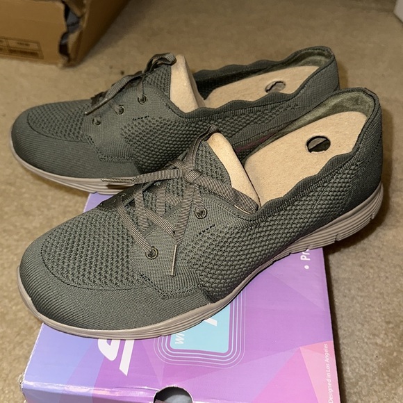 Skechers memory foam knit sneaker scallop edge - Picture 3 of 16